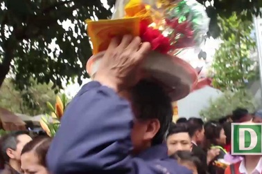 Hàng vạn người chen chân lễ phủ Tây Hồ ngày đầu năm