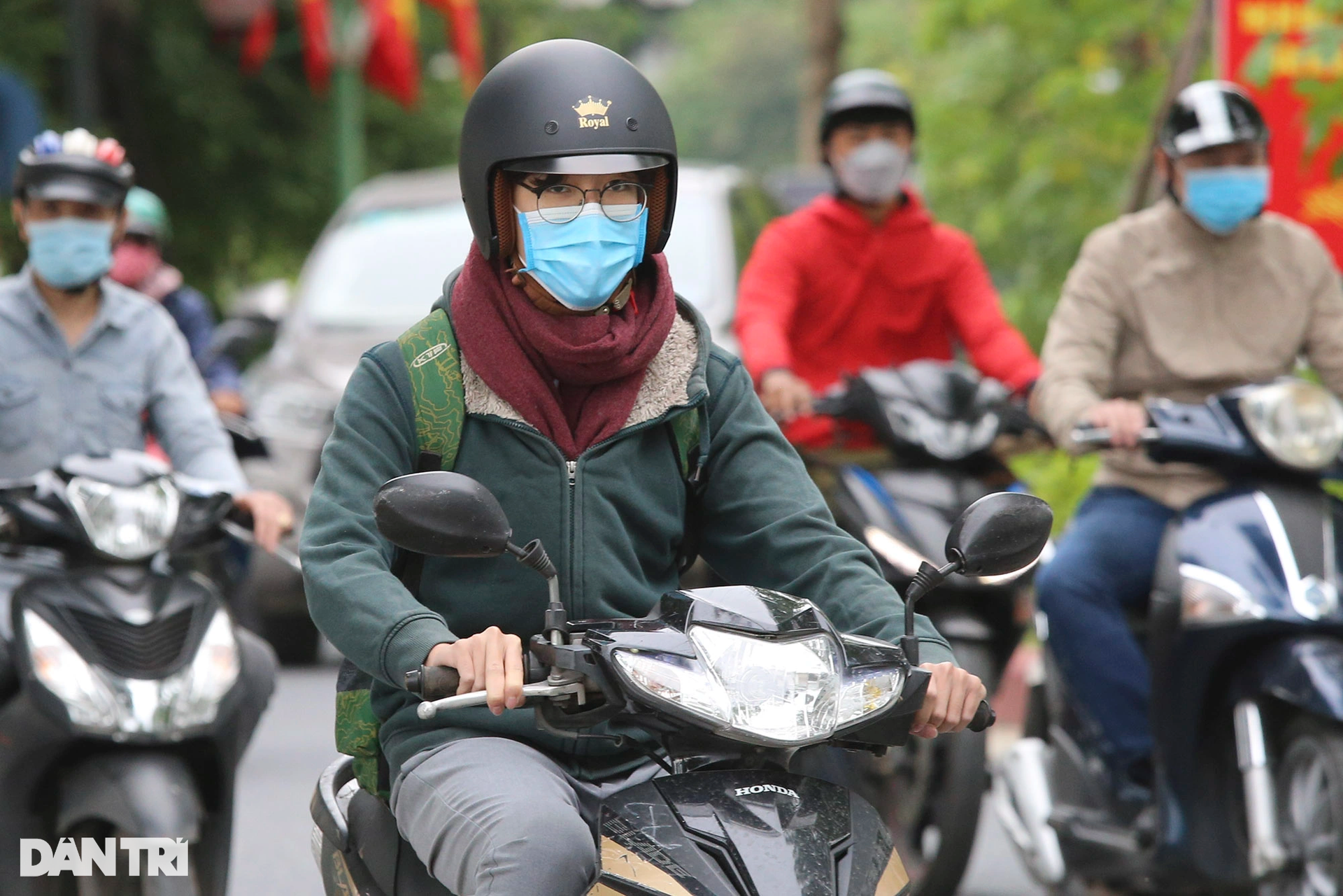 Gió lạnh tràn về, người Hà Nội mặc áo lông ra đường - 8 Gió lạnh tràn về, người Hà Nội mặc áo lông ra đường - 8