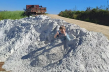 Cậu bé 7 tuổi tử vong vì thứ "bột trắng" giữa đống vật liệu xây dựng