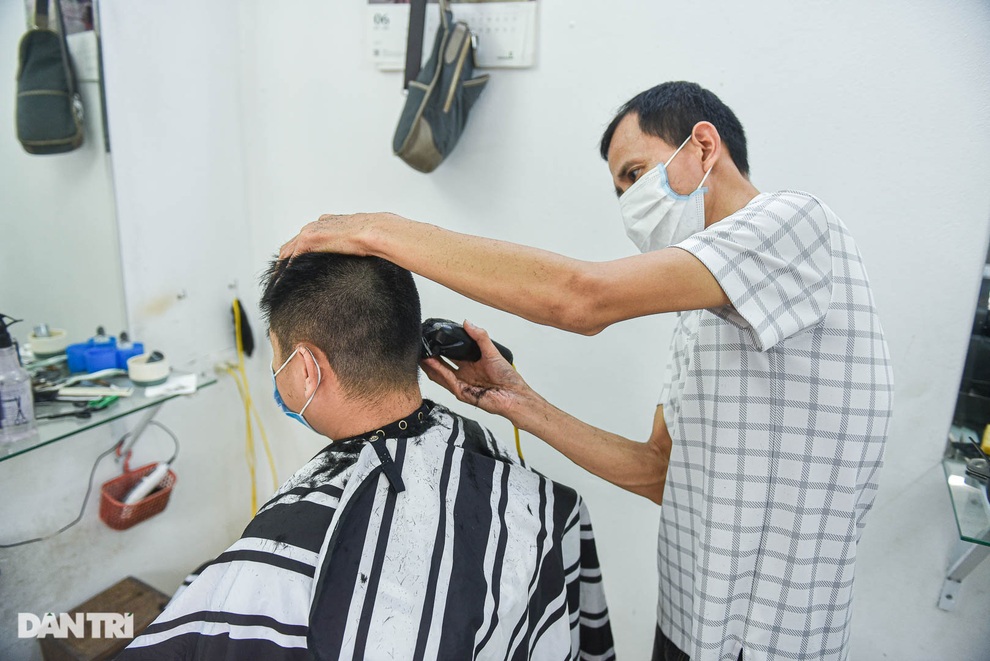 Hà Nội: Nhiều người nhịn ăn sáng, cấp tốc đi xếp hàng cắt tóc, làm đẹp - 8 Hà Nội: Nhiều người nhịn ăn sáng, cấp tốc đi xếp hàng cắt tóc, làm đẹp - 8