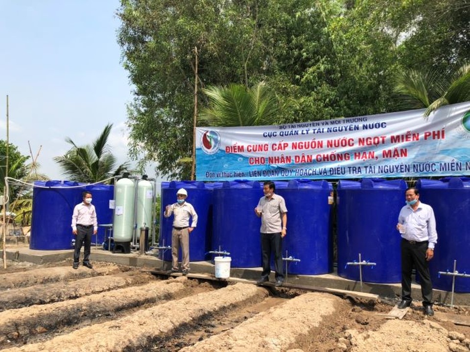 Cấp nước sạch miễn phí cho hàng nghìn hộ dân quay cuồng vì hạn, mặn - 1 Cấp nước sạch miễn phí cho hàng nghìn hộ dân quay cuồng vì hạn, mặn - 1