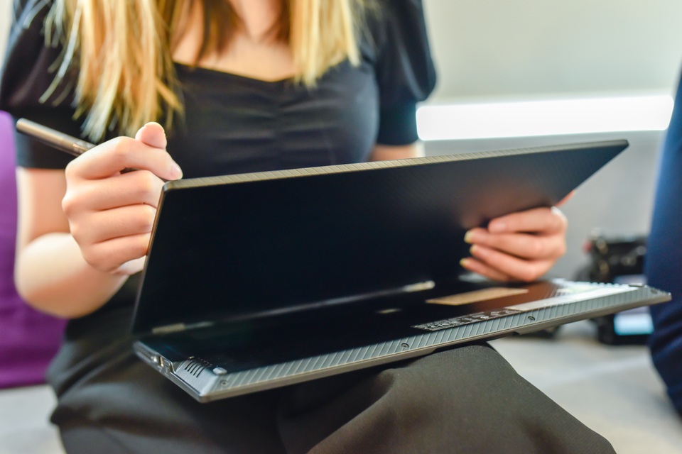 Cận cảnh ROG Flow X13: laptop gaming mỏng nhẹ, xoay gập 360 độ - 4 Cận cảnh ROG Flow X13: laptop gaming mỏng nhẹ, xoay gập 360 độ - 4