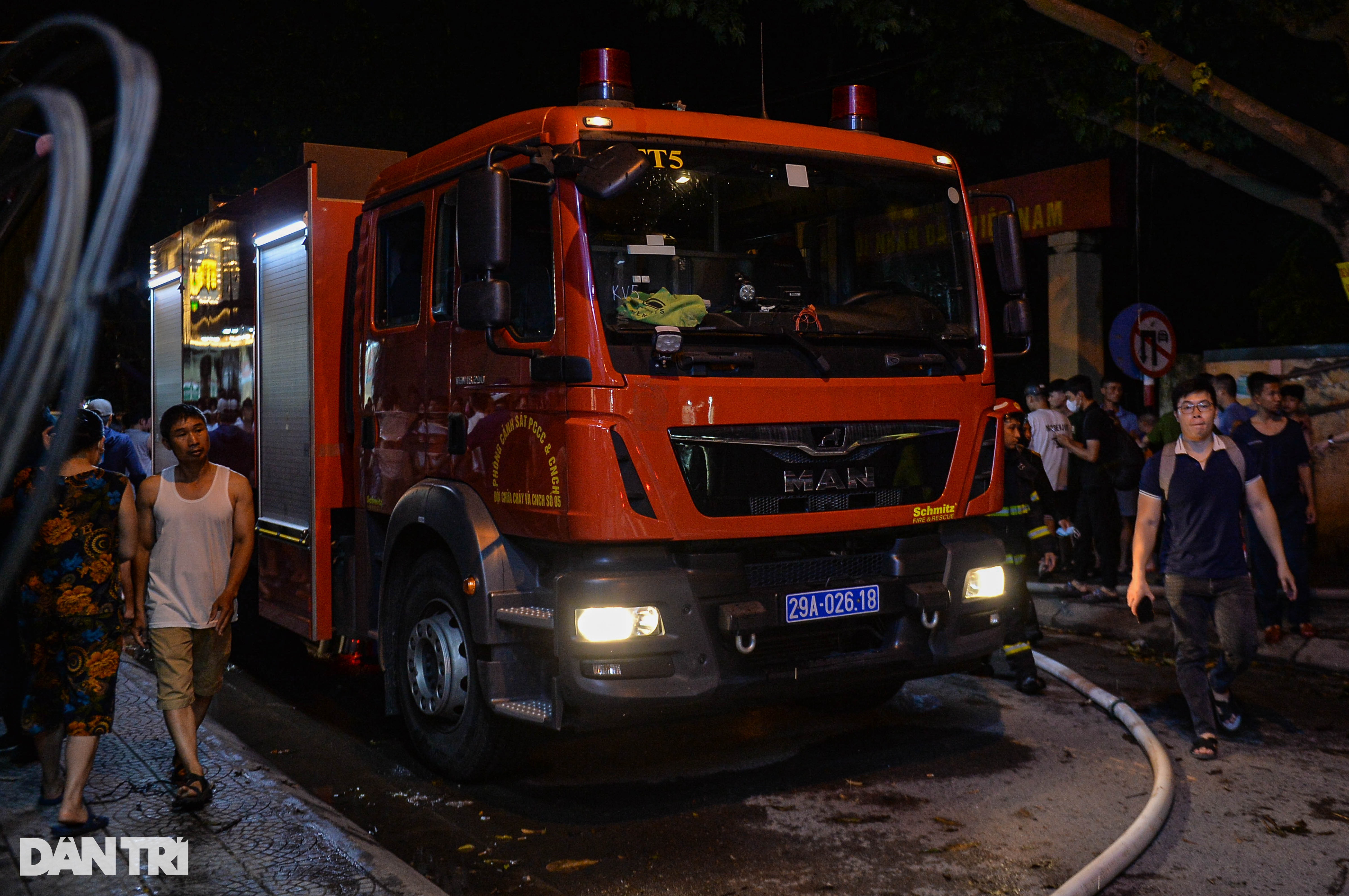Hiện trường vụ cháy nhà 6 tầng trên phố Định Công Hạ ở Hà Nội - 6