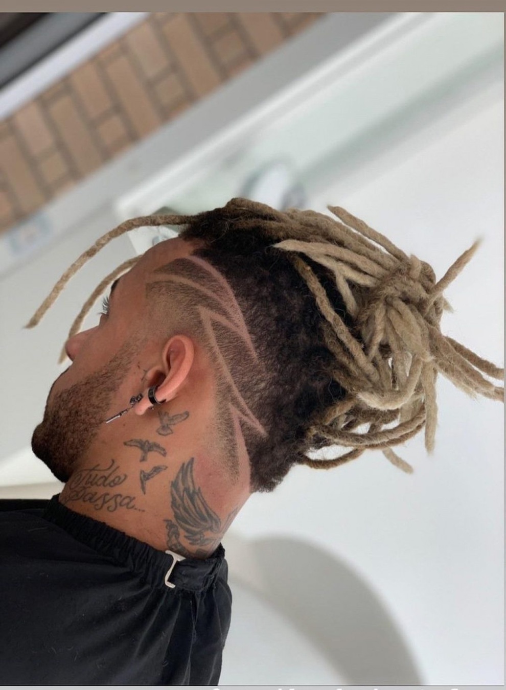 Neymar gây sốt với kiểu tóc mới sau thất bại ở chung kết Copa America - 8 Neymar gây sốt với kiểu tóc mới sau thất bại ở chung kết Copa America - 8