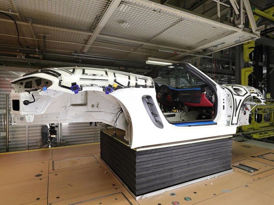 Khách hàng có thể xem Porsche sản xuất xe mình đặt mua qua điện thoại - 7 Khách hàng có thể xem Porsche sản xuất xe mình đặt mua qua điện thoại - 7