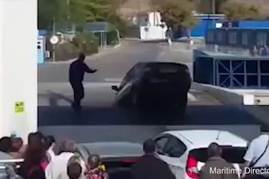 Video xe hơi lao xuống biển