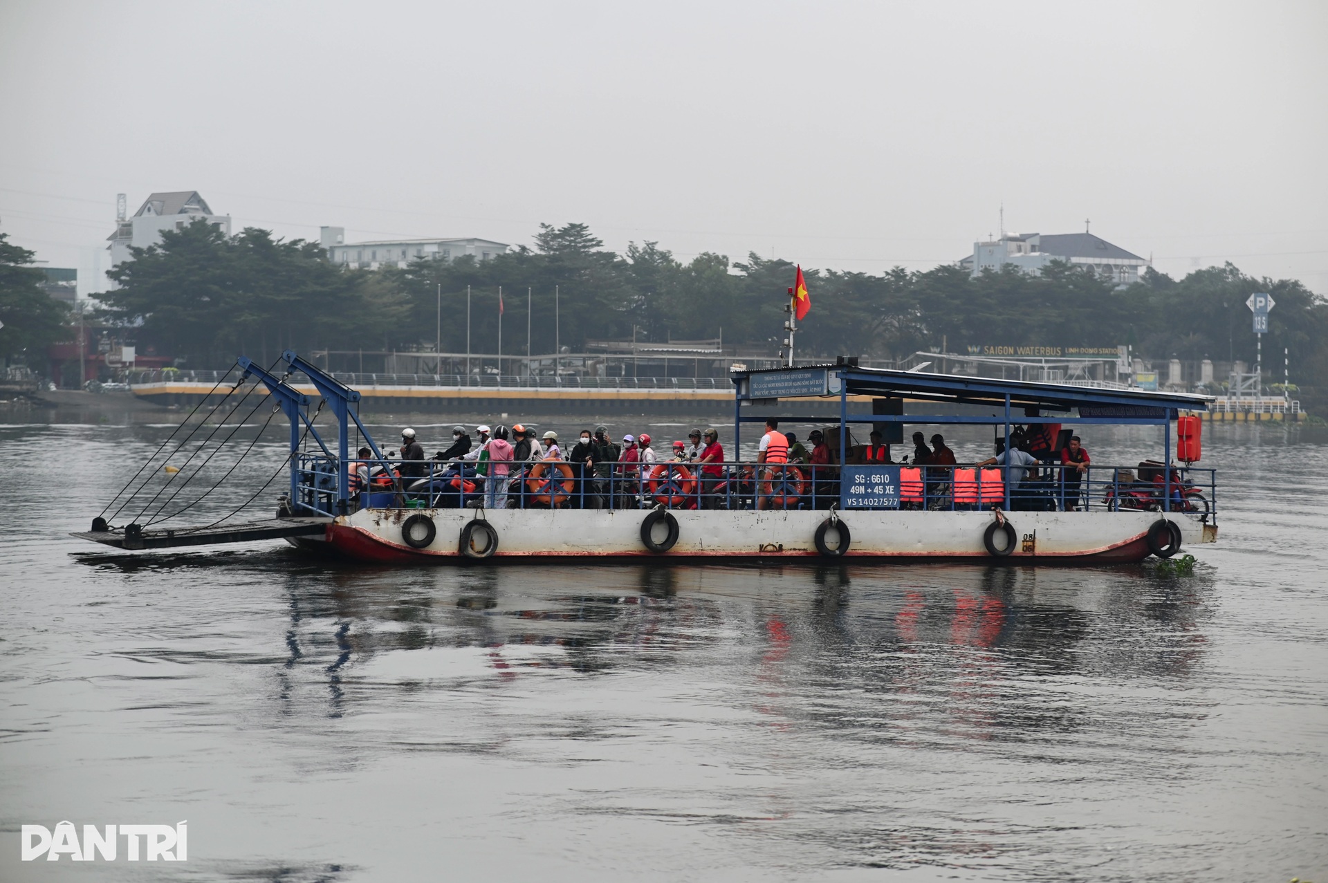 Người dân TPHCM vui khi phà Bình Quới hoạt động lại, hết đi vòng 10km - 7 Người dân TPHCM vui khi phà Bình Quới hoạt động lại, hết đi vòng 10km - 7