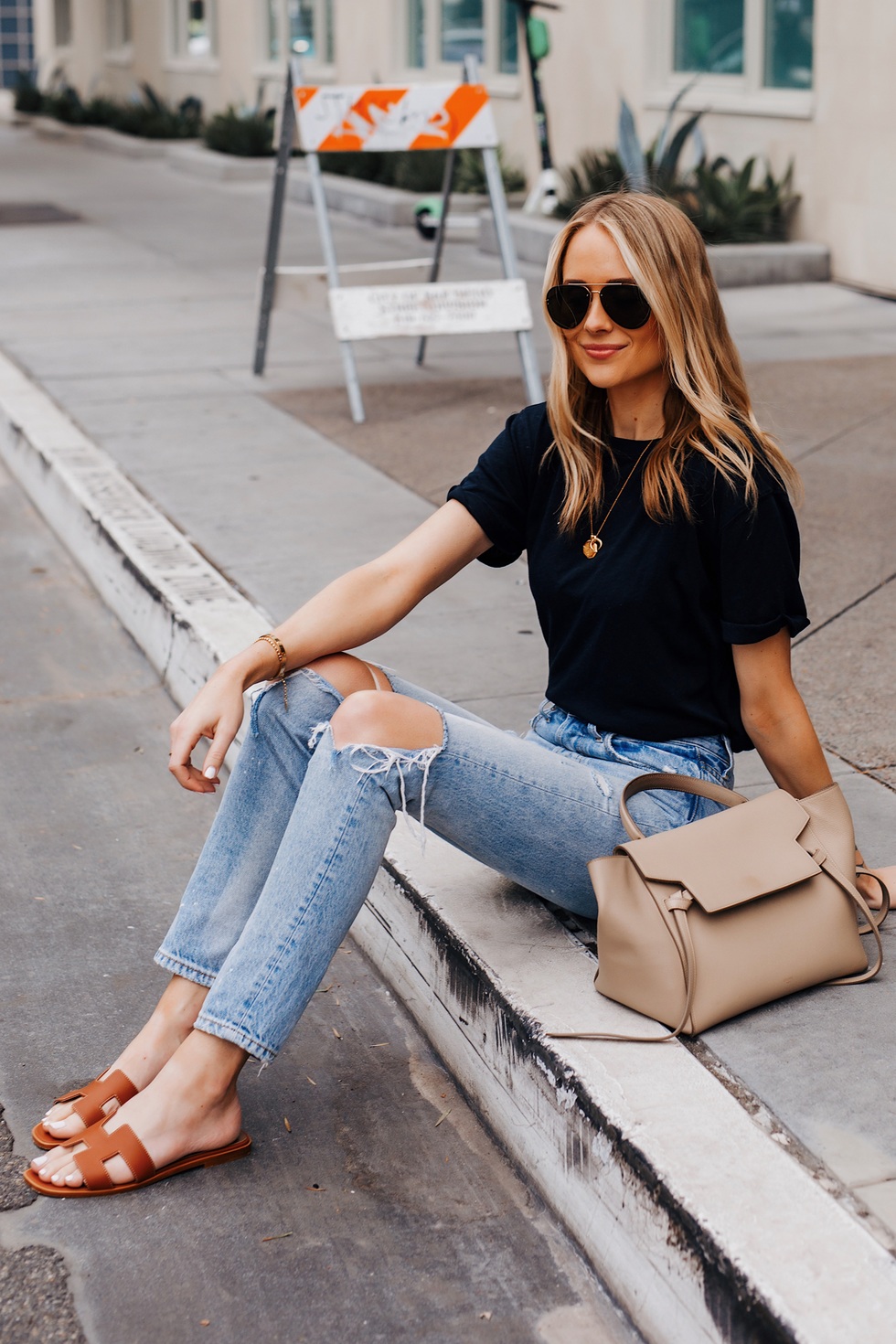 Đôi dép có giá hơn 19 triệu đồng vẫn khiến nhiều chị em săn đón - 2 Đôi dép có giá hơn 19 triệu đồng vẫn khiến nhiều chị em săn đón - 2