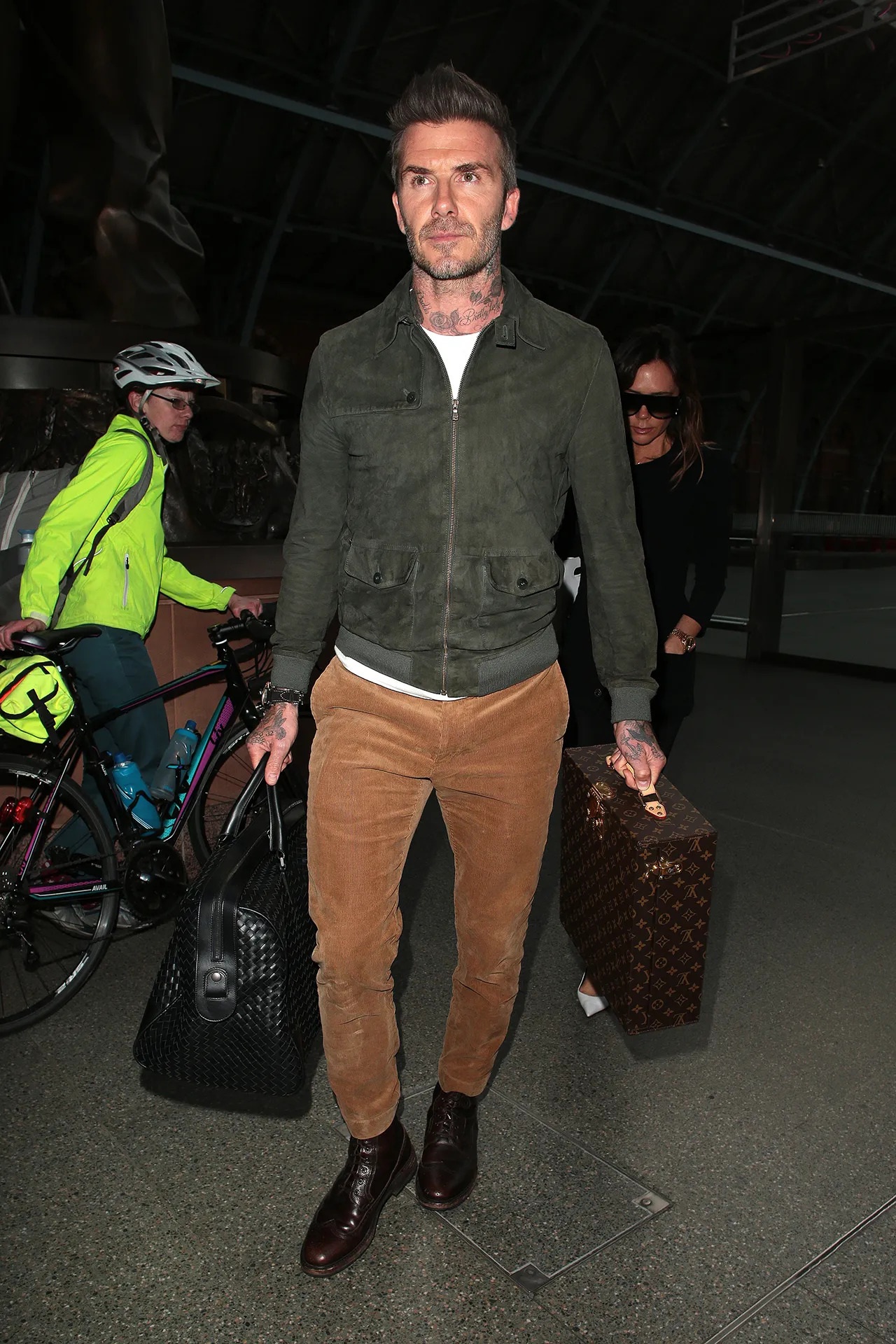 David Beckham thích xuống phố với túi hàng hiệu cỡ khủng, có giá đắt đỏ - 5 David Beckham thích xuống phố với túi hàng hiệu cỡ khủng, có giá đắt đỏ - 5