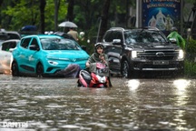 Đường Hà Nội ngập sâu, dân công sở vật lộn đi làm rồi bất lực quay về