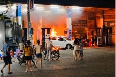 Hà Nội: Ô tô lùi húc đổ cột bơm xăng rồi bốc cháy dữ dội