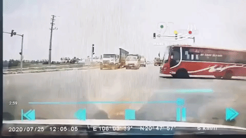 Xe đầu kéo va chạm cực mạnh với xe khách, 2 người tử vong - 2 Xe đầu kéo va chạm cực mạnh với xe khách, 2 người tử vong - 2