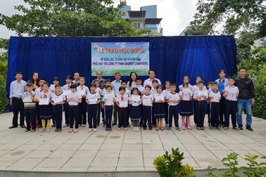 Grobest Việt Nam trao 110 suất học bổng đến học sinh vùng bão Khánh Hòa