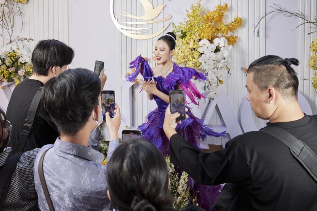 Angela Phương Trinh diện váy độc đáo, khoe nhan sắc thăng hạng - 1 Angela Phương Trinh diện váy độc đáo, khoe nhan sắc thăng hạng - 1