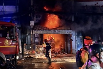 Cháy cửa hàng điện nước ở TPHCM