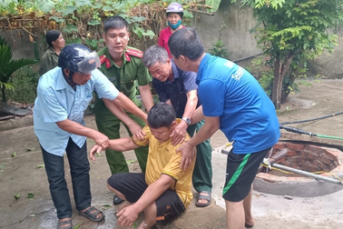 Bơm khí xuống giếng sâu cứu thợ nạo vét bị ngạt