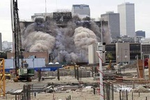 Khách sạn 17 tầng bị đánh sập trong tích tắc