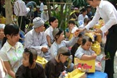 Trao quà Tết cho trẻ khuyết tật và người già neo đơn