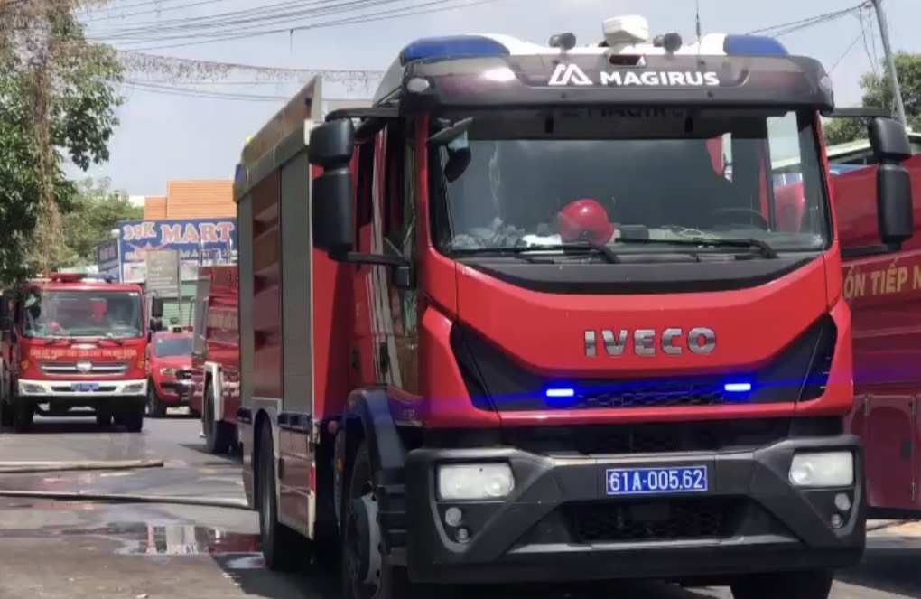 Kẻ nghi ngáo đá đâm công an rồi đốt tiệm tạp hóa - 1 Kẻ nghi ngáo đá đâm công an rồi đốt tiệm tạp hóa - 1