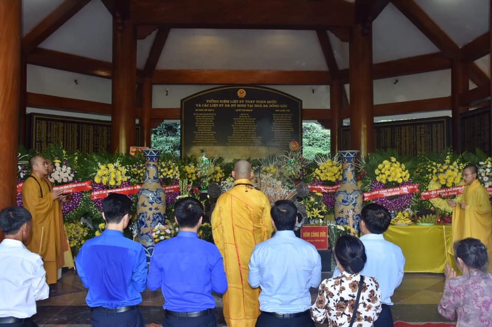 Trang trọng lễ giỗ 10 nữ liệt sĩ thanh niên xung phong Ngã ba Đồng Lộc - 3 Trang trọng lễ giỗ 10 nữ liệt sĩ thanh niên xung phong Ngã ba Đồng Lộc - 3