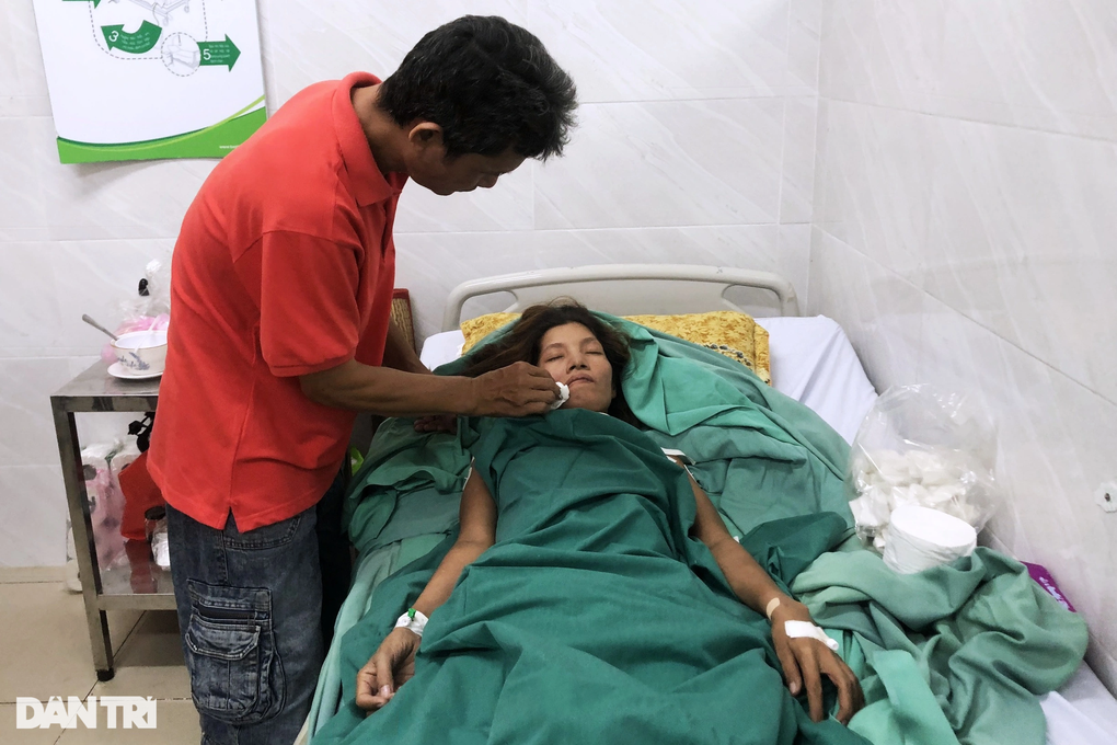 Mẹ phải rời viện do cạn tiền, người đàn ông lại bàng hoàng vì vợ nguy kịch - 4 Mẹ phải rời viện do cạn tiền, người đàn ông lại bàng hoàng vì vợ nguy kịch - 4