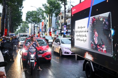 Độc đáo: Xe ô tô biết…tâm sự trên đường phố