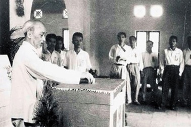 Chủ tịch Hồ Chí Minh đi bầu cử Quốc hội