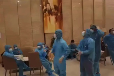 Phút thư giãn của cán bộ, chiến sĩ phòng, chống dịch bệnh Covid- 19