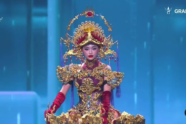 Yến Nhi trình diễn trang phục dân tộc nặng 30kg