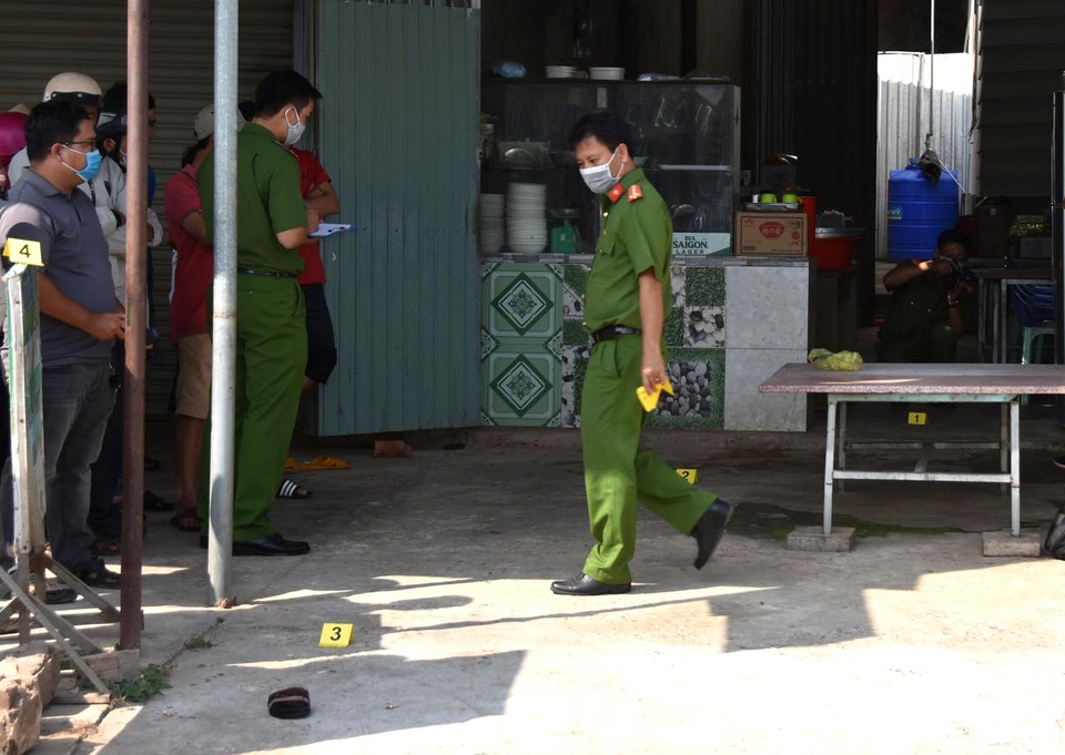 Chủ quán cháo bị chém tử vong sau khi xô xát với khách - 1 Chủ quán cháo bị chém tử vong sau khi xô xát với khách - 1
