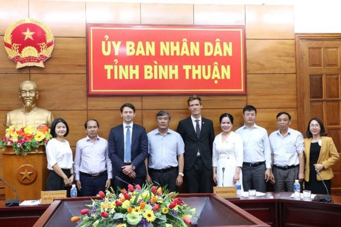 Lãnh đạo tỉnh Bình Thuận chụp hình lưu niệm cùng đại diện Đại sứ quán Đan Mạch, liên danh Tập đoàn T&T Group và Tập đoàn Ørsted