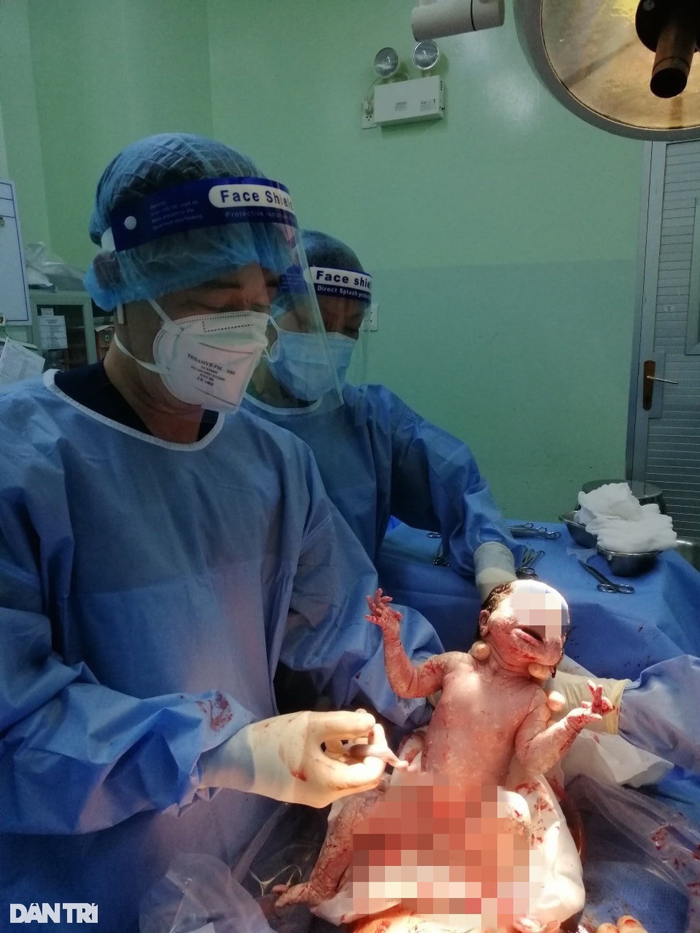 Chuyện về bác sĩ đỡ đẻ cho hàng trăm sản phụ F0 giữa tâm dịch Sài Gòn - 1 Chuyện về bác sĩ đỡ đẻ cho hàng trăm sản phụ F0 giữa tâm dịch Sài Gòn - 1
