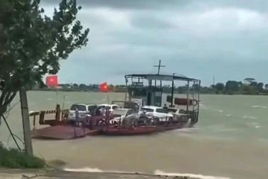 Phạt lái phà bất chấp bão Bualoi vẫn chở khách qua sông