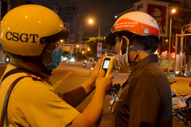 Người đàn ông phát hoảng khi bị phạt hơn 7 triệu đồng vì uống 4 lon bia