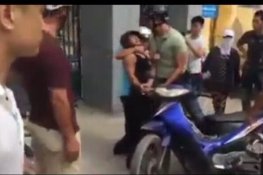 "Người mặc thường phục“ ghì cổ, lăng mạ người vi phạm giao thông là... công an