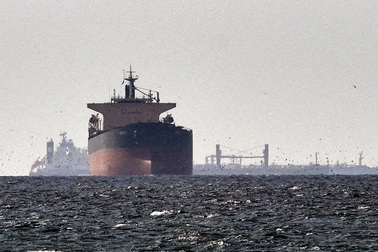 Mỹ tìm cách viết lại luật chơi, thách thức Iran ở "yết hầu" Hormuz
