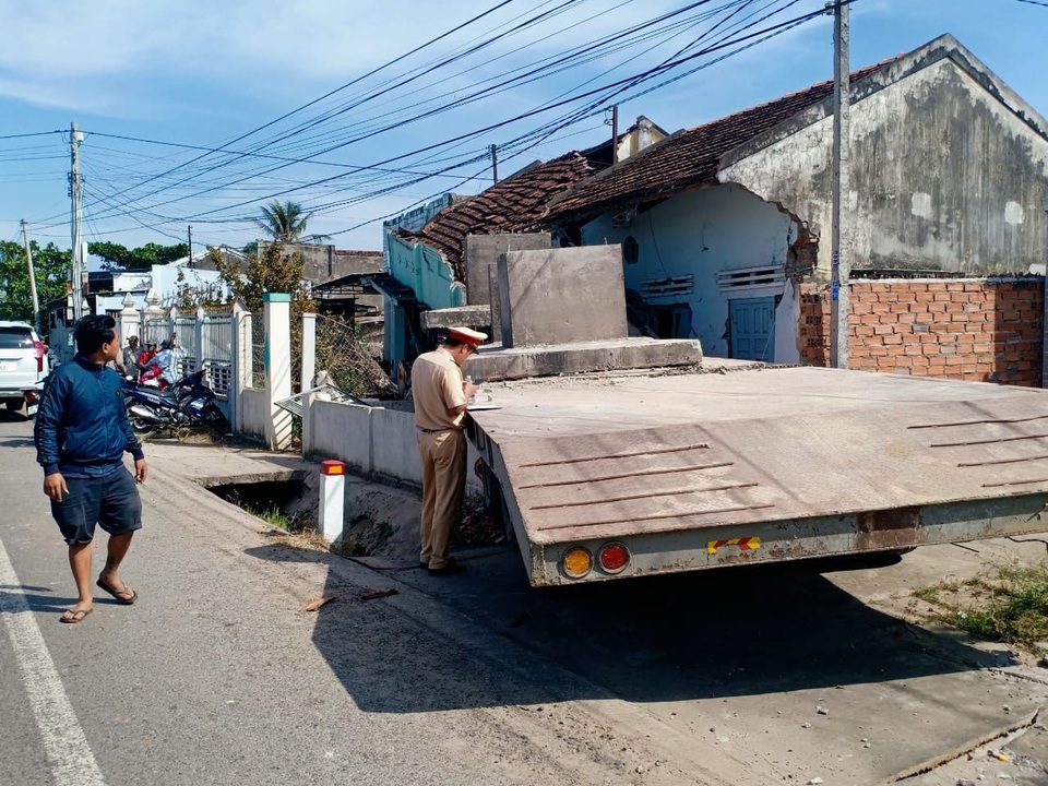 Xe tải cẩu tông sập 2 nhà dân - 3 Xe tải cẩu tông sập 2 nhà dân - 3