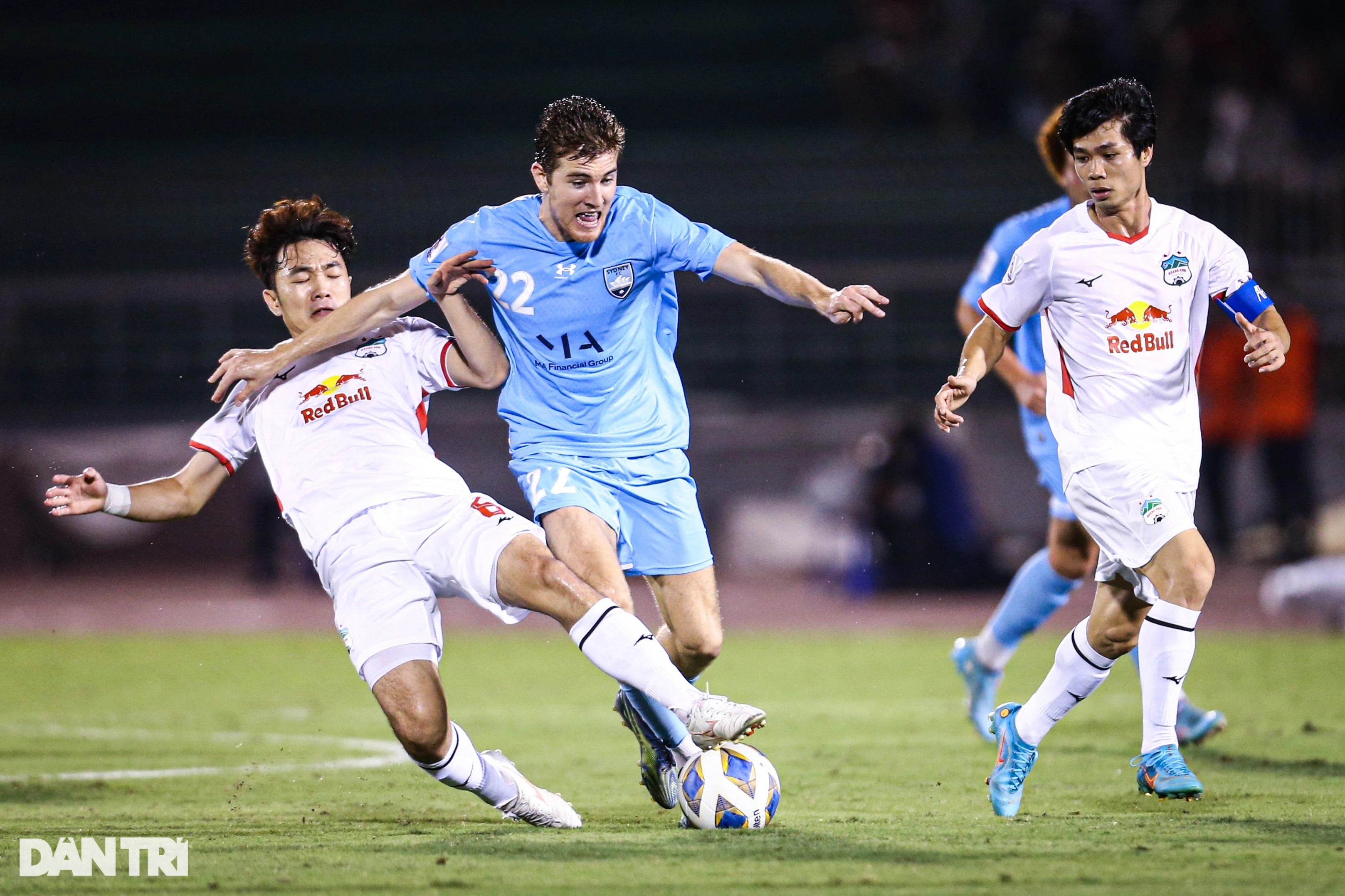 Văn Toàn bắt tay làm hòa sau pha va chạm khiến cầu thủ Sydney FC bị đau - 12