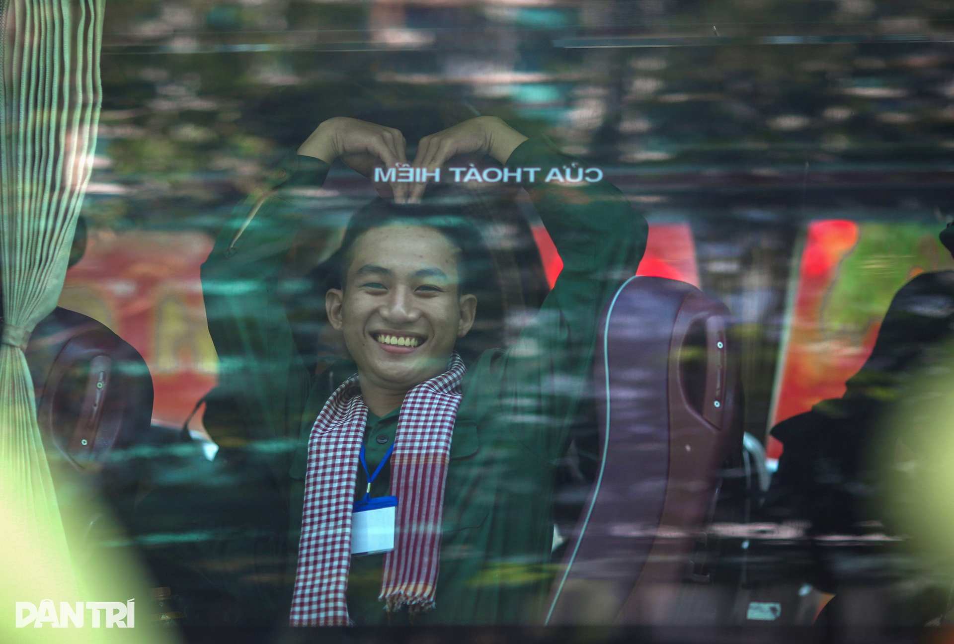 Người thân cầm bảng tìm con giữa hàng nghìn tân binh nhập ngũ ở TPHCM - 17 Người thân cầm bảng tìm con giữa hàng nghìn tân binh nhập ngũ ở TPHCM - 17