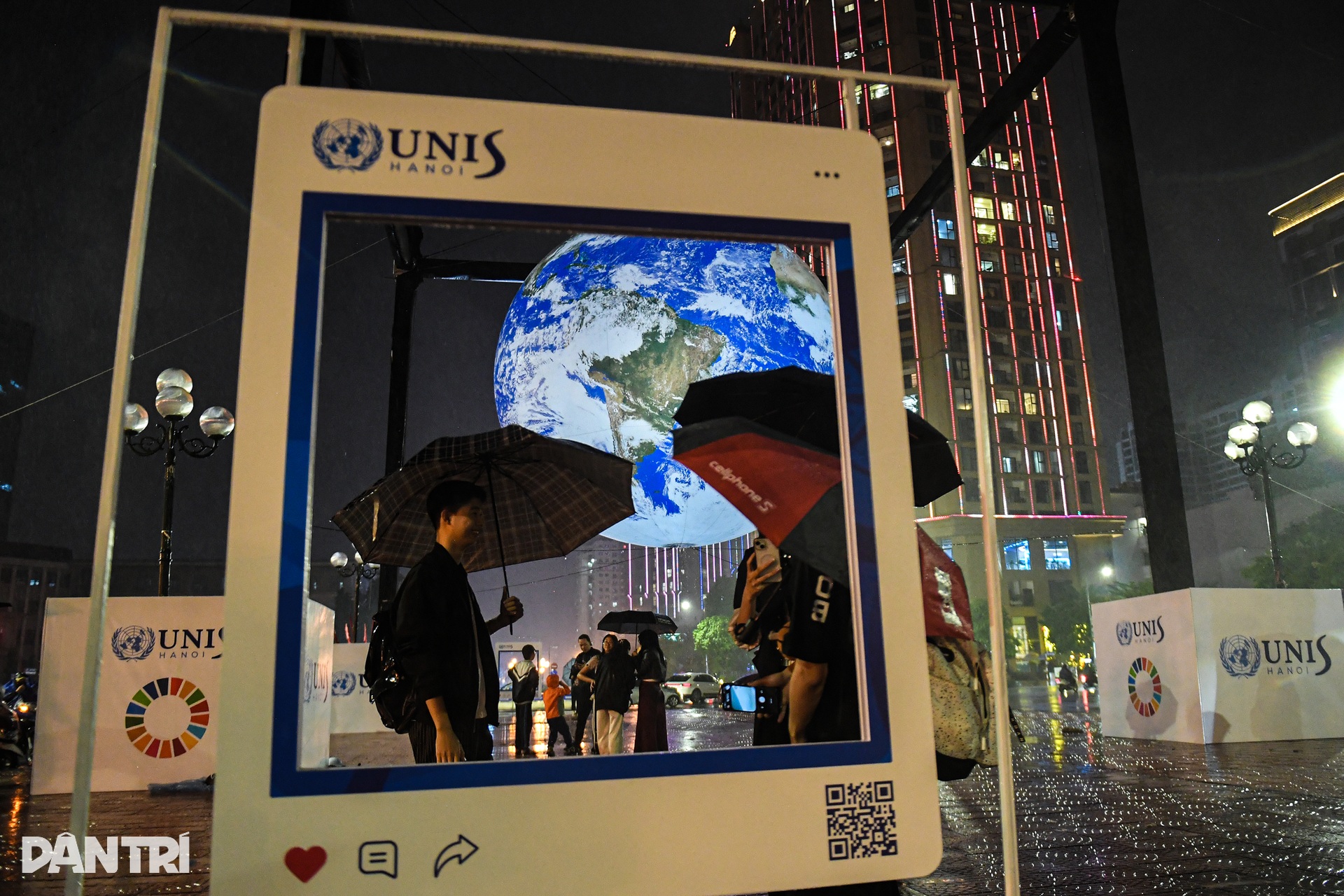 Giới trẻ đội mưa chiêm ngưỡng mô hình Trái Đất khổng lồ tại Hà Nội - 14