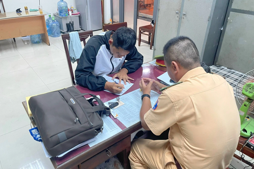 Công an xử lý thiếu niên phóng xe, đá lửa trong hầm chui - 2 Công an xử lý thiếu niên phóng xe, đá lửa trong hầm chui - 2
