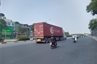 Bất chấp lệnh cấm nhiều xe tải hạng nặng vẫn "ngạo nghễ" vào đường đua F1