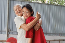 Nữ sinh lớp 6 nhặt được vàng, nhờ mẹ đăng Facebook tìm chủ nhân