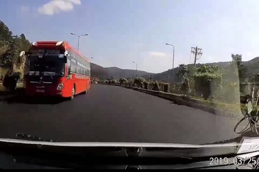 Hãi hùng chiếc xe khách chạy ngược chiều, lao “vun vút” trên cao tốc