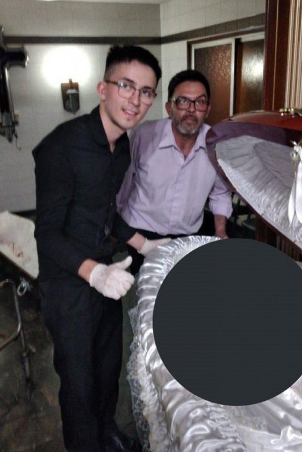 Cảnh sát khám nhà người chụp ảnh bên thi thể của Maradona - 2 Cảnh sát khám nhà người chụp ảnh bên thi thể của Maradona - 2