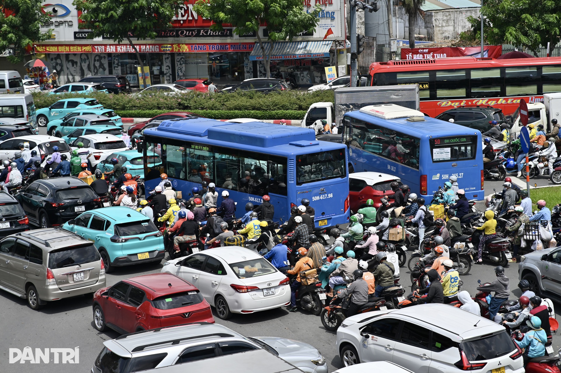 Giao thông ùn ứ từ sáng đến chiều trên đại lộ ở TPHCM - 3 Giao thông ùn ứ từ sáng đến chiều trên đại lộ ở TPHCM - 3