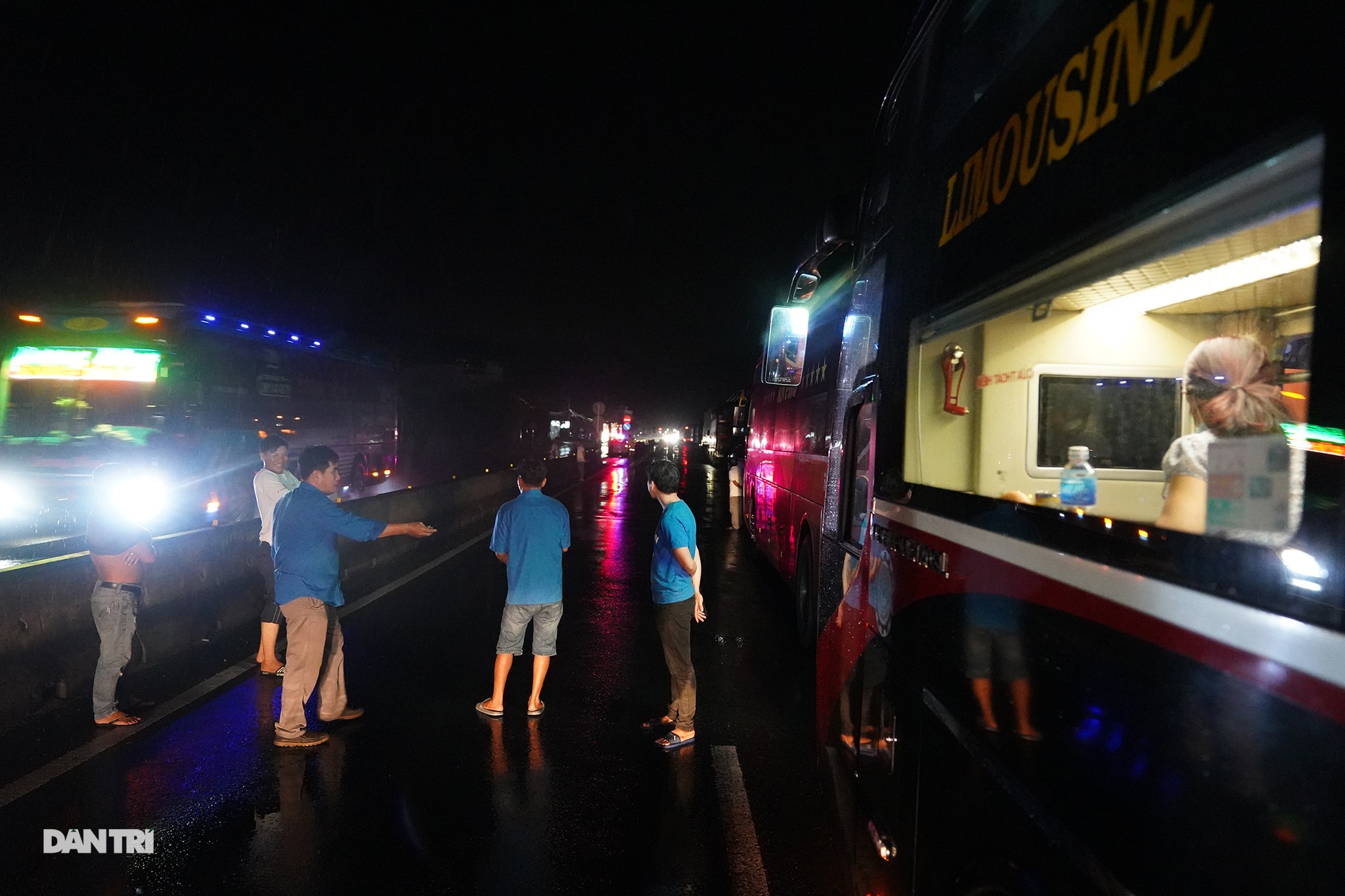 Dòng phương tiện phải quay đầu tránh bão số 9, quốc lộ 1 tắc dài - 9 Dòng phương tiện phải quay đầu tránh bão số 9, quốc lộ 1 tắc dài - 9