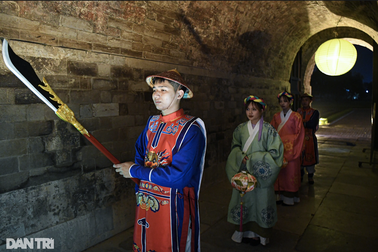 "Chong đèn" khám phá cấm cung nghìn năm tuổi ngay giữa Hà Nội lúc nửa đêm