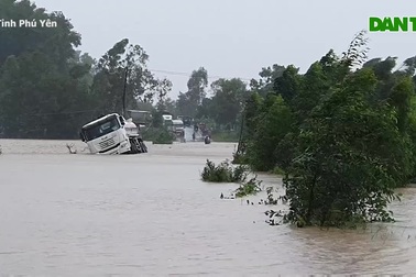 Mưa lớn, thủy điện xã lũ, nhiều nơi ở Phú Yên bị chia cắt, cô lập
