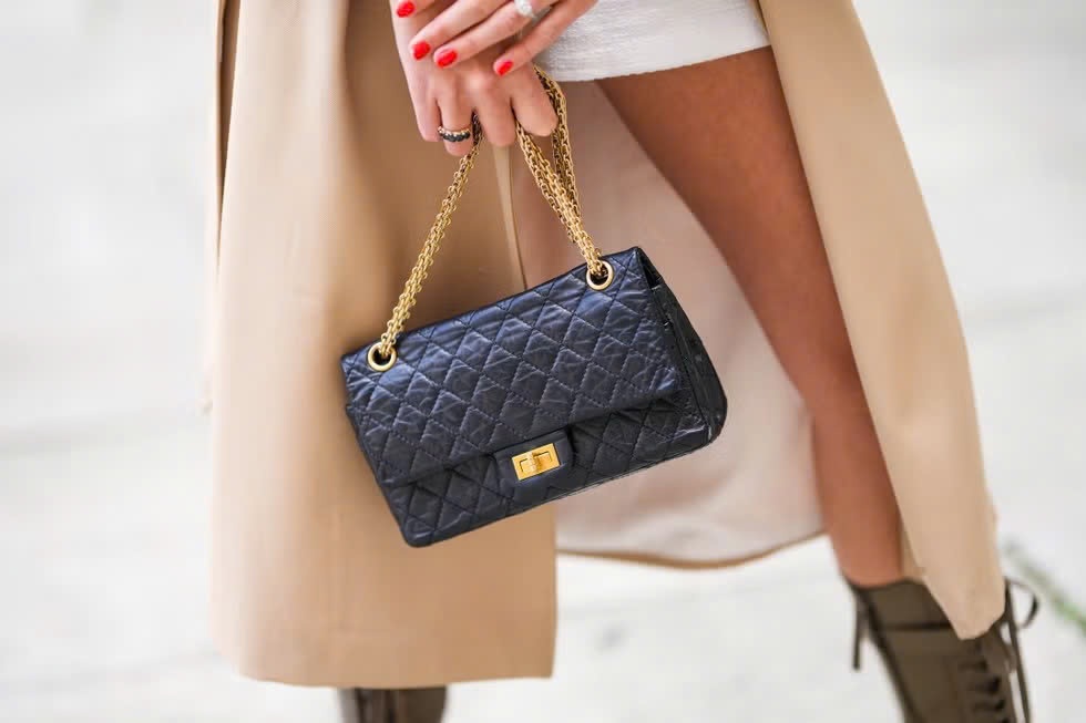 Túi Chanel được coi như kiệt tác, giá đắt đỏ vẫn tăng chóng mặt - 2 Túi Chanel được coi như kiệt tác, giá đắt đỏ vẫn tăng chóng mặt - 2